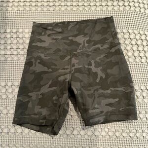 Lululemon Wunder Train High-Rise Shorts 6”